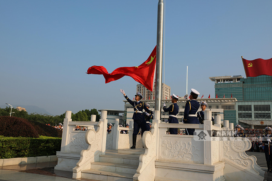 高清组图贵港市举行国庆升旗仪式市民到场观礼66