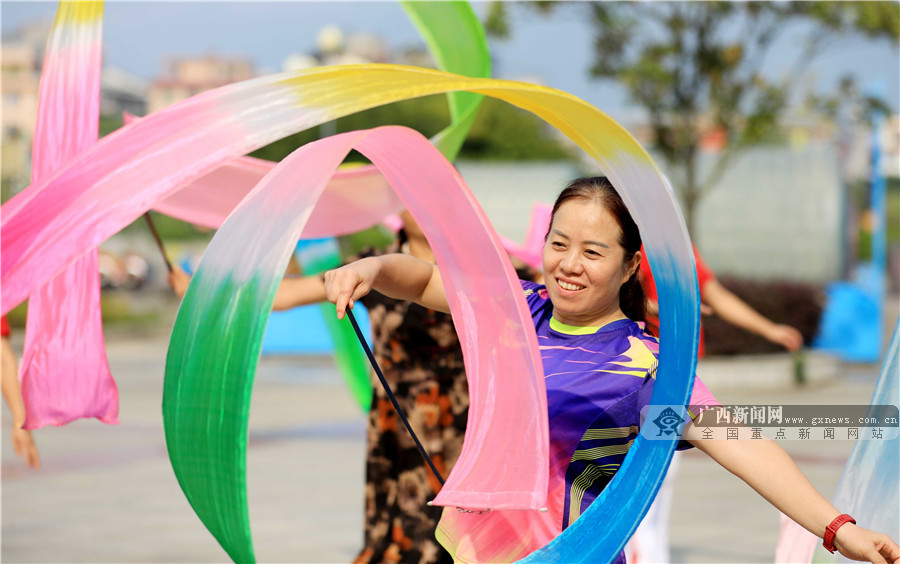 特别的庆祝方式柳州融安群众舞动彩带庆国庆88