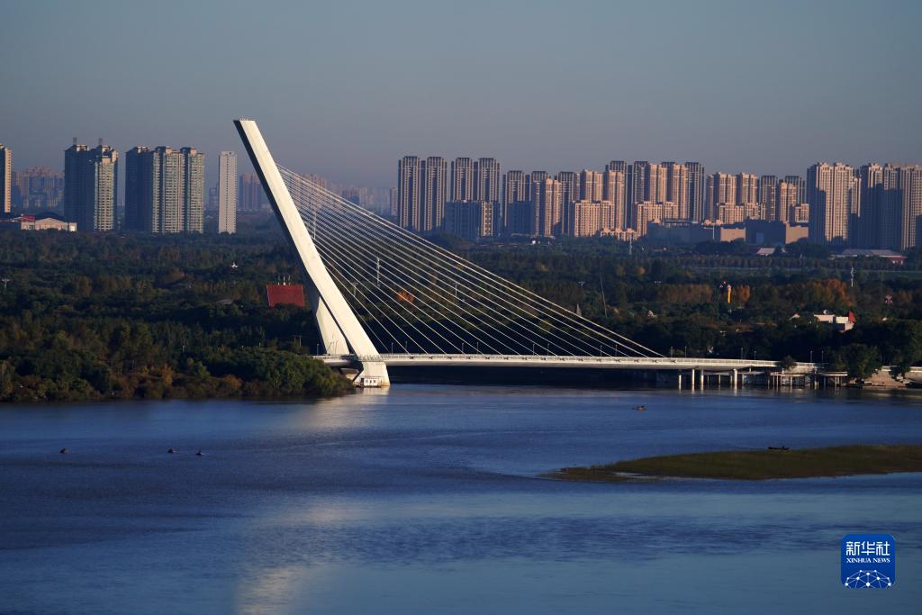 10月1日,清晨的阳光照射在黑龙江哈尔滨太阳岛的太阳桥上.