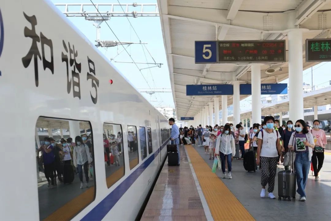 国庆假期确保旅客出行顺利 这些铁路便民服务暖心