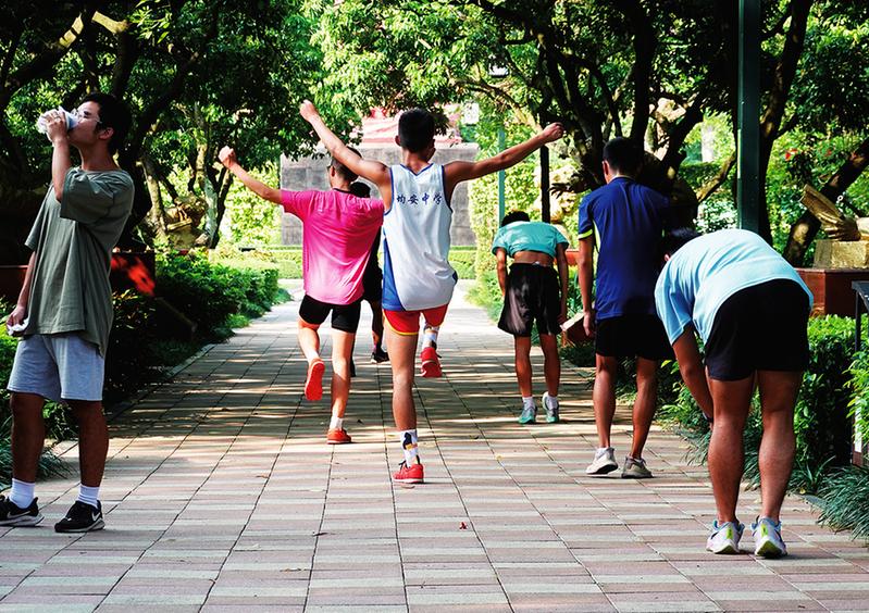 长假期间许多市民到户外健身馆锻炼 享受运动快乐
