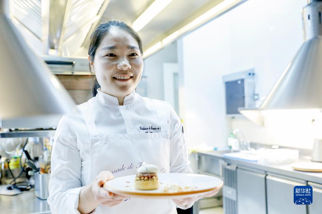 10月8日,甜点师现场展示制作完成的法式甜点.