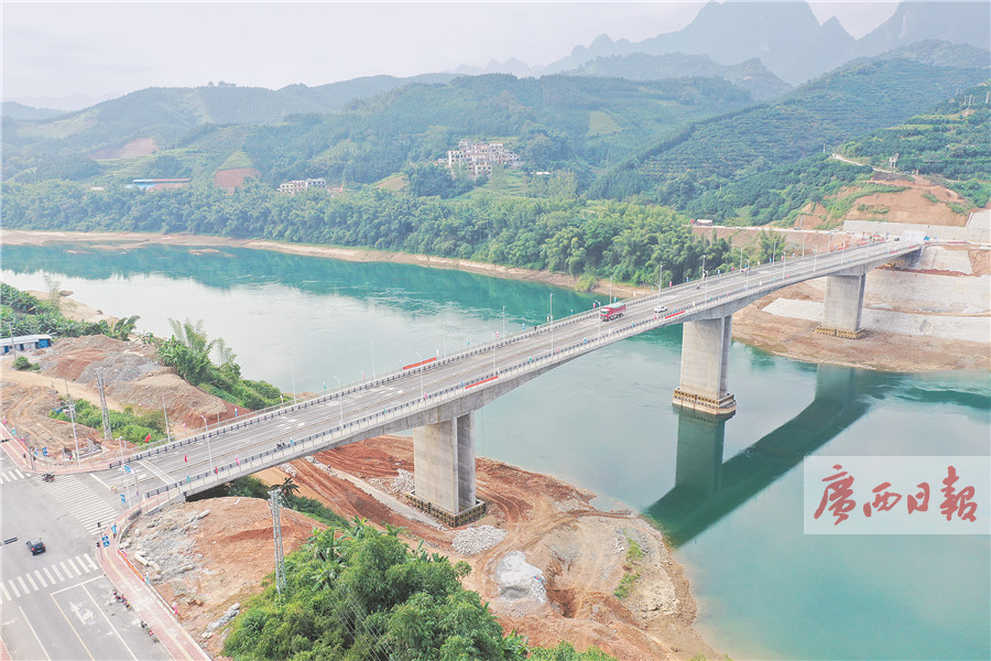 该桥位于六排镇云榜村,东接s317省道,跨越红水河,西接x899县道,为沿河