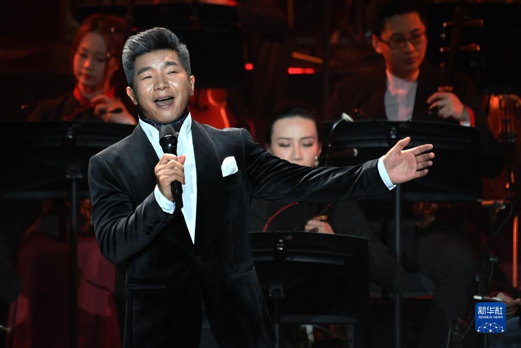 10月16日,在"花样年华"音乐会现场,北京民族乐团演员杜朋朋在演唱.