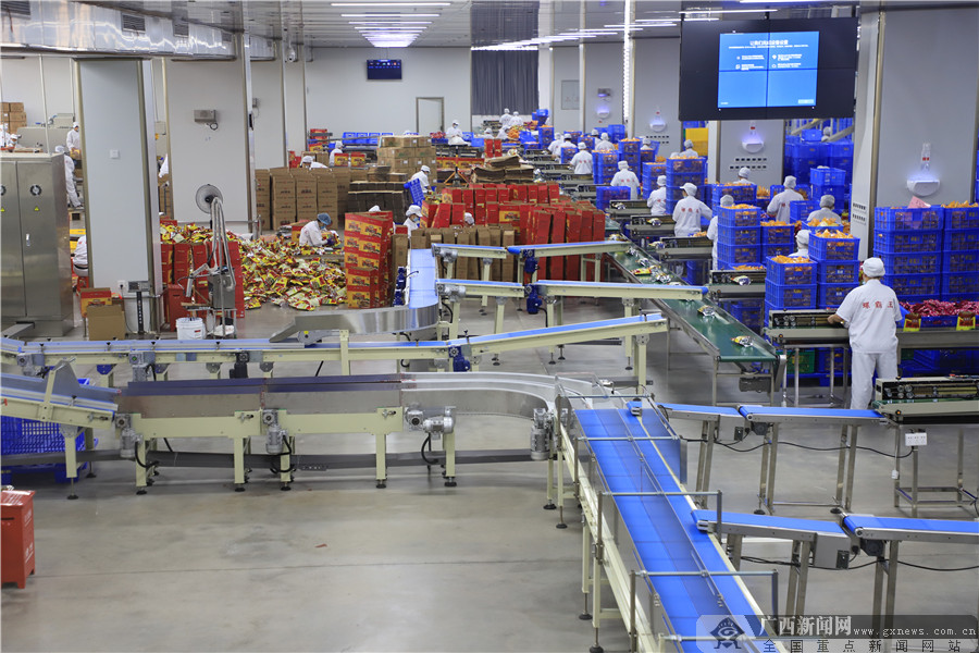 在柳州螺蛳粉产业园内,工人正在包装生产的袋装螺蛳粉.