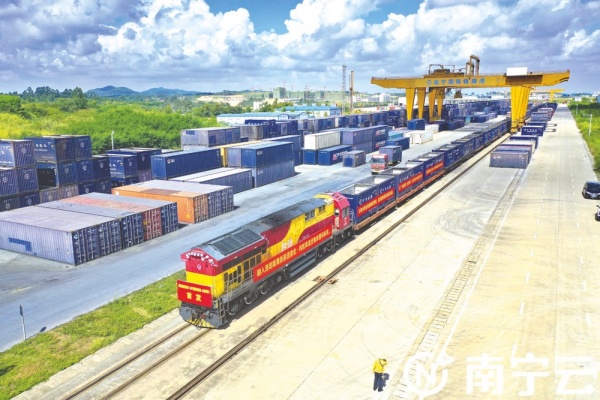 8月31日,首趟"南宁—钦州—唐山"的"公铁海"多式联运班列驶离南宁国际
