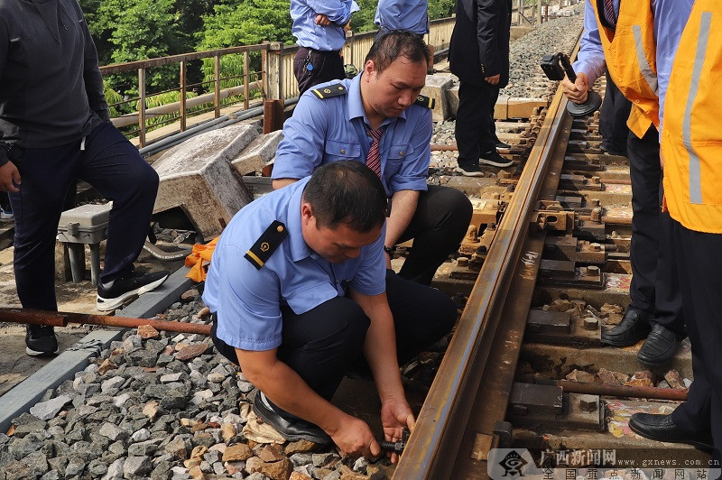 演练人员对道岔进行加锁.何新凤 摄
