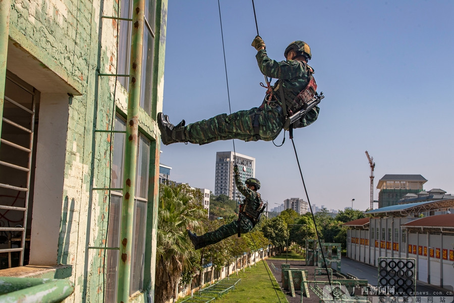 南寧:練為戰!武警特戰隊員飛簷走壁錘鍊硬功 (3/7)