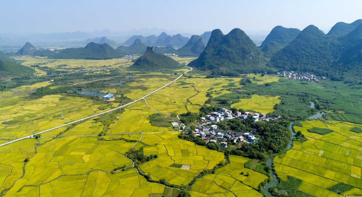 10月24日,在柳州市柳城县太平镇杨梅村附近拍摄的田园风光.