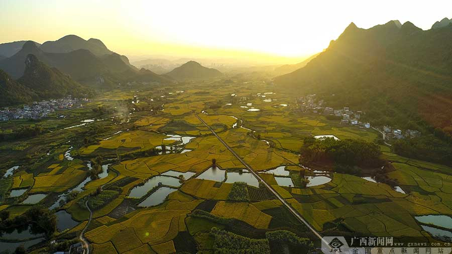 10月24日,在柳州市柳城县太平镇杨梅村附近拍摄的田园风光.