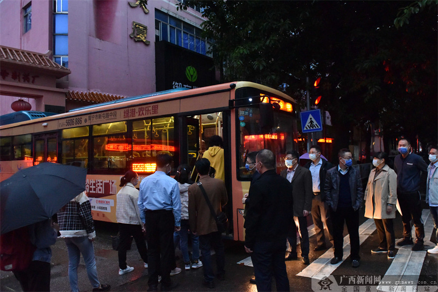 医院职工排队坐车.广西中医药大学第一附属医院 供图