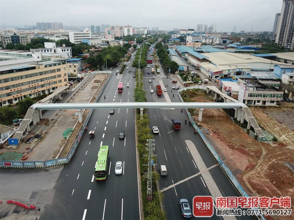 正在建设中的昆仑大道人行天桥.南宁市住建局供图