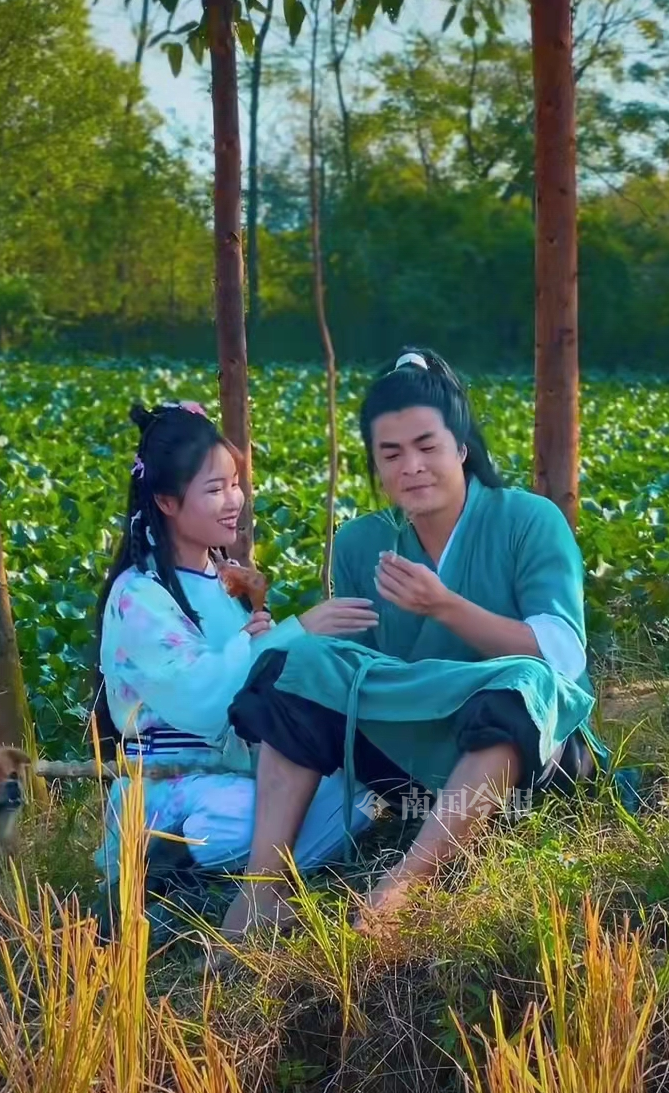 "夫唱妇随"收稻子