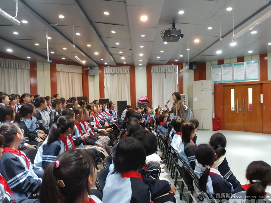 南宁市翡翠园学校开展六年级青春期教育讲座