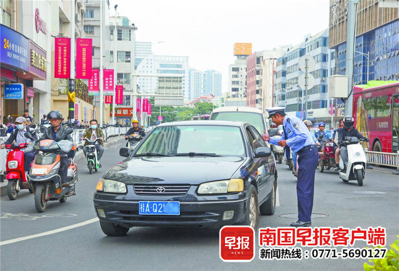 南宁交警化身"小黑"说了10年交通 笑称如今"取材难"