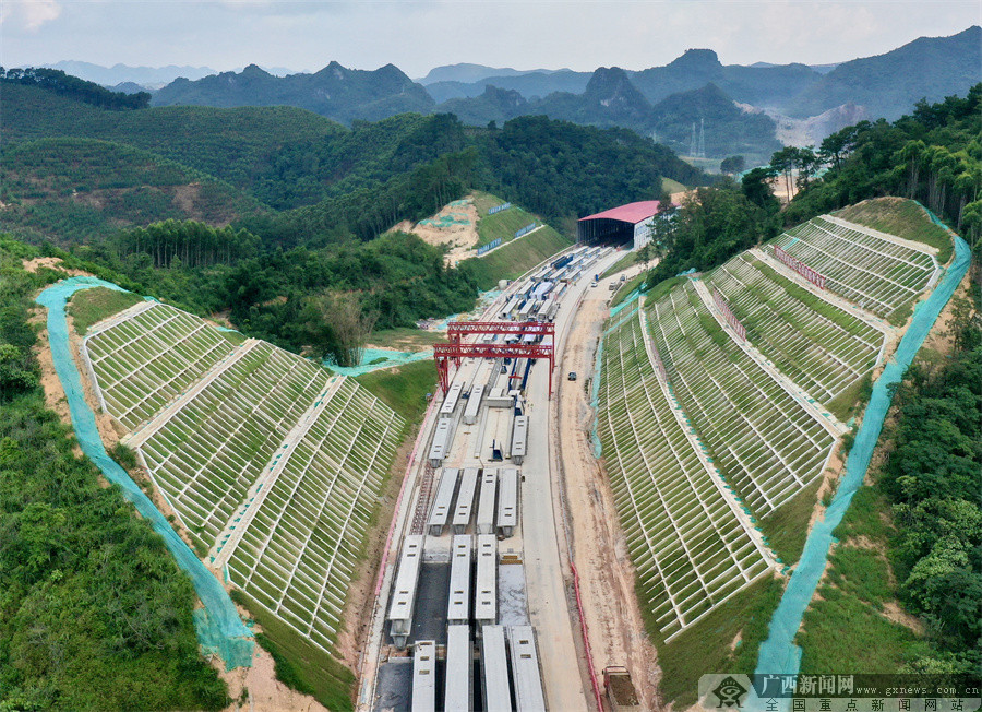 品质边坡为创建平安百年品质工程示范项目夯基垒台
