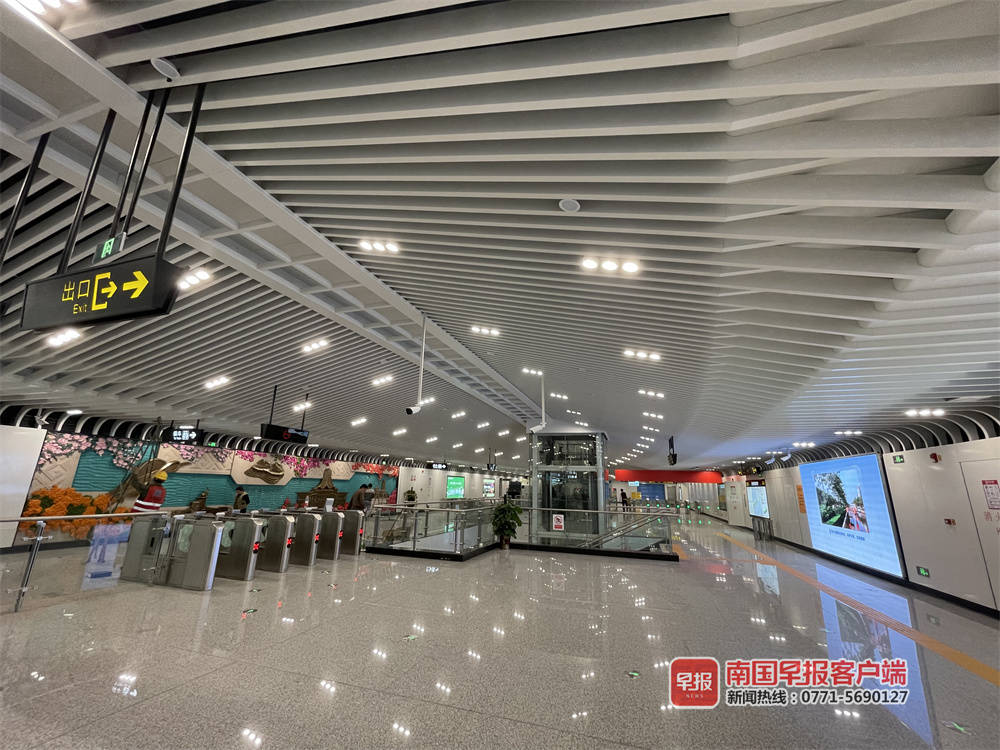其中,地铁5号线金桥客运站站点是南宁首座无柱大跨地铁车站,该站点以"