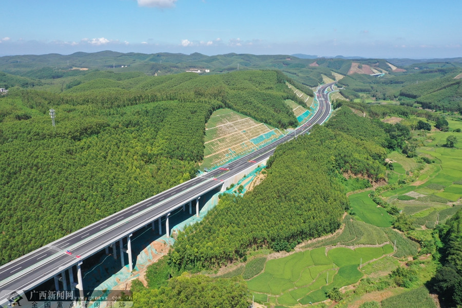 先锋助力匠筑吴隆写在吴隆高速通车之际