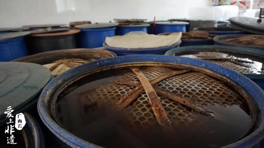 发酵中的鱼露.江欢 摄发酵好的鱼汁,正待过滤.