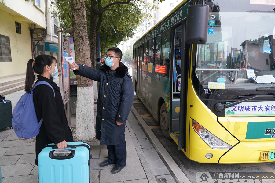 宜州区定制巴士打通学子返乡路15