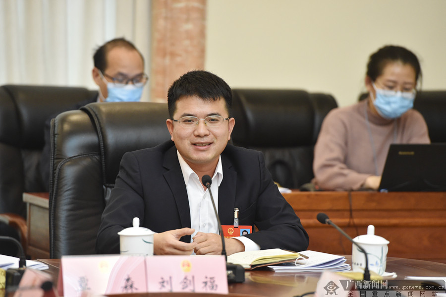 梧州市代表团的汤志水代表建议不断优化税收政策,实现更大力度的减税