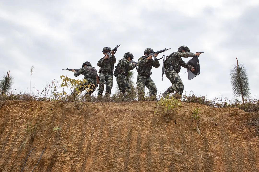 橄榄绿方阵丨高清大图!反恐突击在山间!|手机广西网