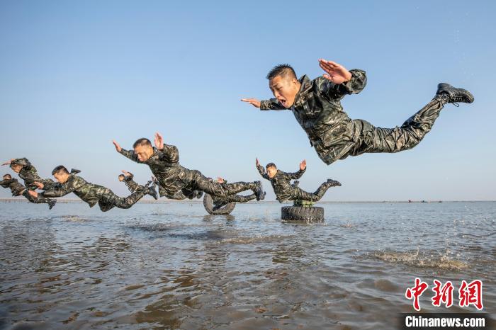 武警官兵在海水中进行倒功训练. 余海洋 摄