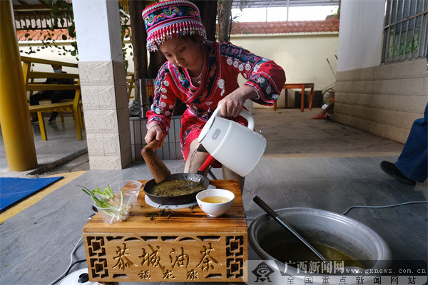 街坊烟火味油茶敬老情