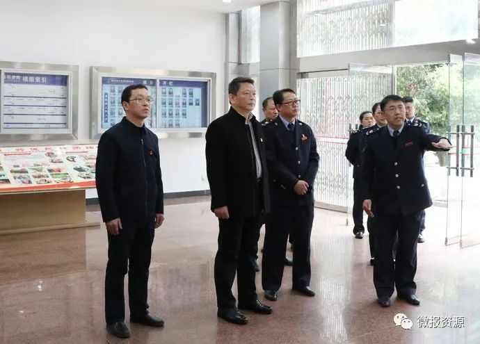 黄钦一行先后来到资源县第二小学民族音乐舞蹈室,民族文化培训室,民族