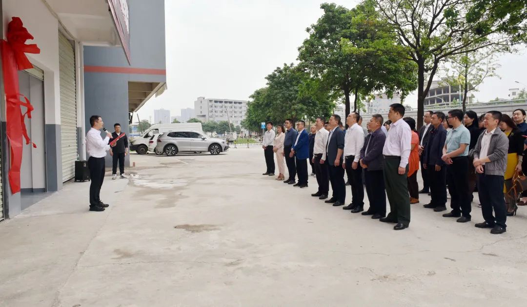 刘丰华在致辞中表示,高铁秀峰园开发建设是秀峰区深入贯彻落实党的二