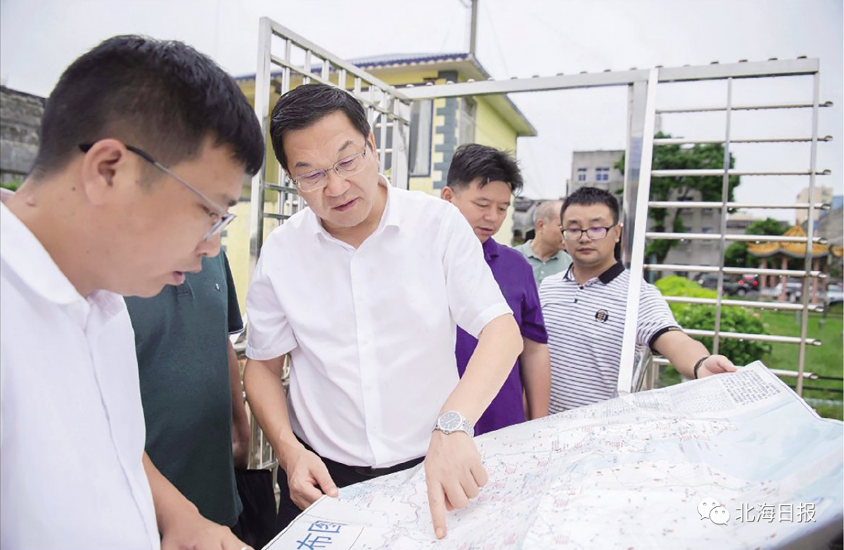 许振国 摄"目前水位多少?流量多少?""水位16.8米,流量3500㎡/秒.